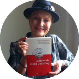 Bogena Pieśkiewicz pozująca ze swoją książką Manuel de Clean Coaching